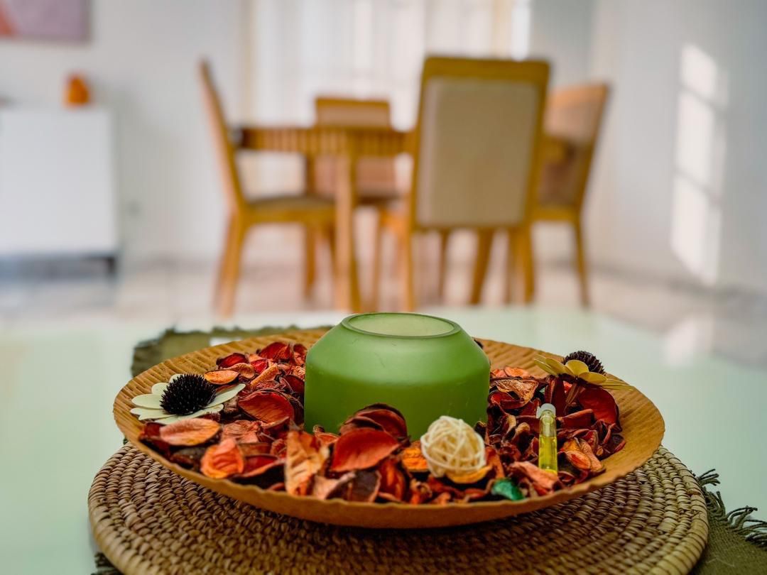 Plat dressé sur un plateau tressé, préparé dans une maison de la collection