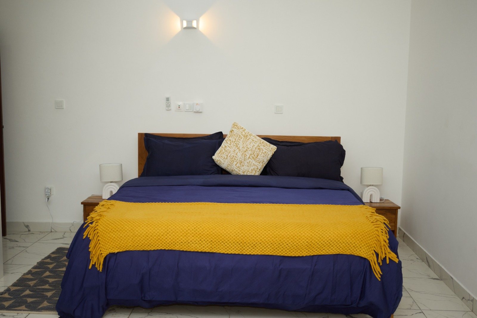Chambre préparée avec linge de maison dans une maison de la collection