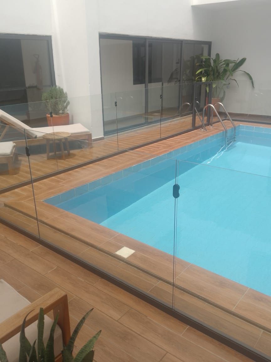 Piscine et terrasse en bois de la Villa Ewa, à Cotonou